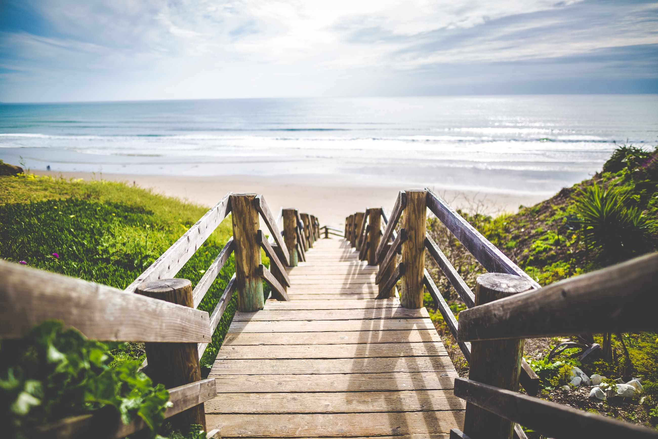 Treppen, die zum Meeresstrand führen